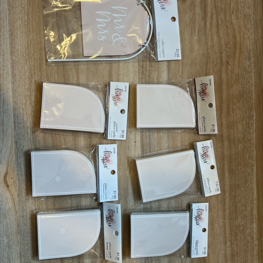 Light Pink Place Cards and Mr&Mrs Cake Topper